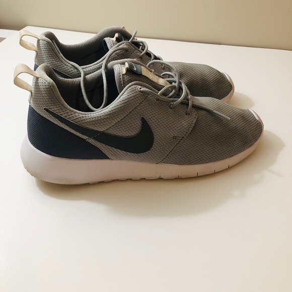 Nike woman’s Roche 1 shoes - Picture 2 of 8